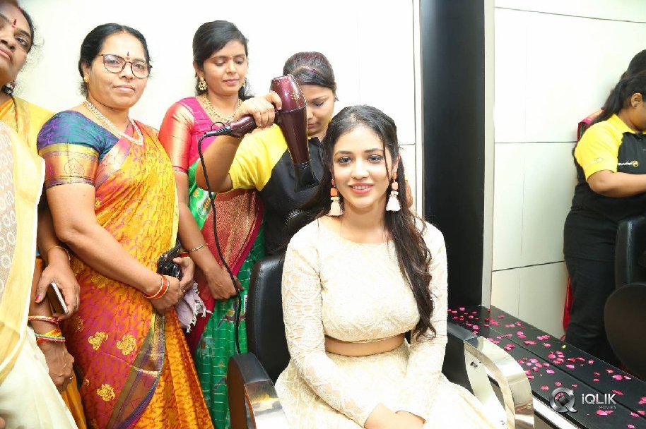Priyanka-Jawalkar-Inaugurates-Be-You-Salon-at-Nalgonda